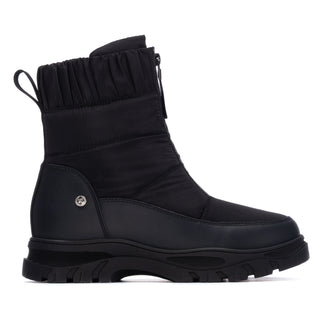 MUJER BOTIN PLANO NIEVE