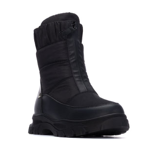 MUJER BOTIN PLANO NIEVE