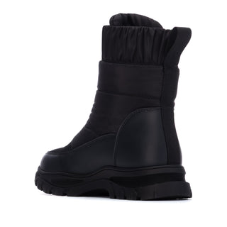 MUJER BOTIN PLANO NIEVE