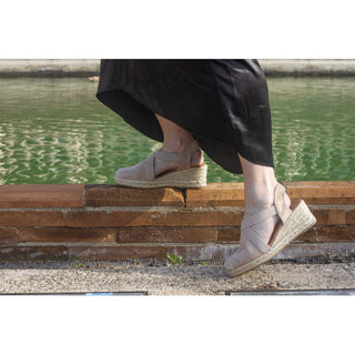 MUJER ENERO BEIGE 4 CUERDAS