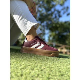 MUJER DEPORTIVA BURDEOS