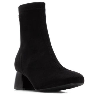 MUJER BOTIN TACON AMSTERDAM ANTE NEGRO