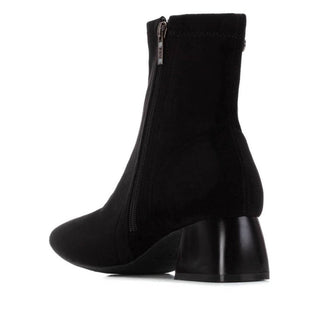 MUJER BOTIN TACON AMSTERDAM ANTE NEGRO