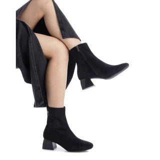 MUJER BOTIN TACON AMSTERDAM ANTE NEGRO