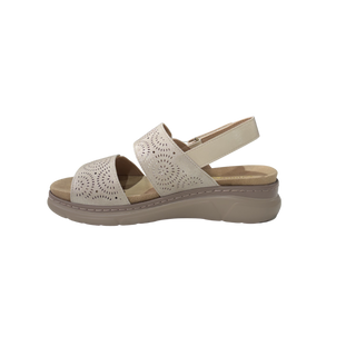 MUJER SANDALIA BEIGE ELASTICO TROQUELADO