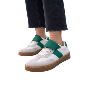 MUJER DEPORTIVA PLUMA VERDE
