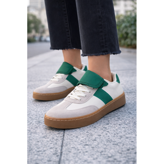 MUJER DEPORTIVA PLUMA VERDE