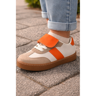 MUJER DEPORTIVA PLUMA NARANJA