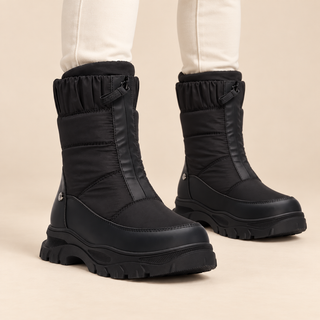 MUJER BOTIN PLANO NIEVE
