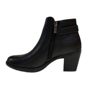 MUJER BOTIN PIEL ATARDECER