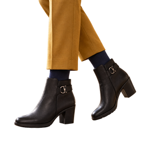 MUJER BOTIN PIEL ATARDECER