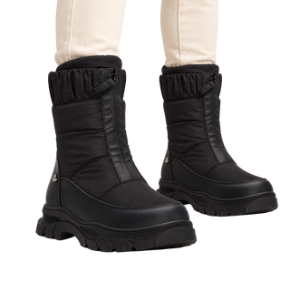 MUJER BOTIN PLANO NIEVE