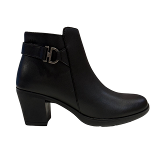 MUJER BOTIN PIEL ATARDECER